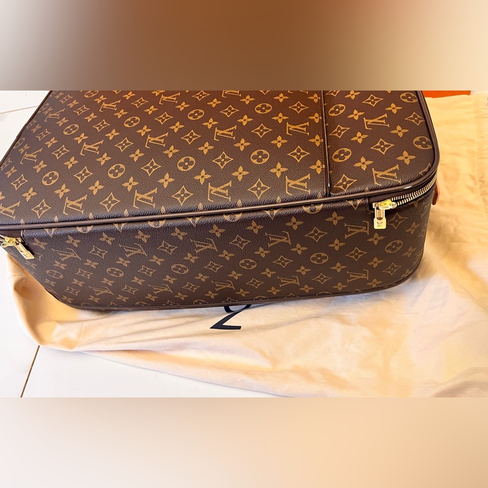 100% Authentic  Louis Vuitton 55 suitcase.